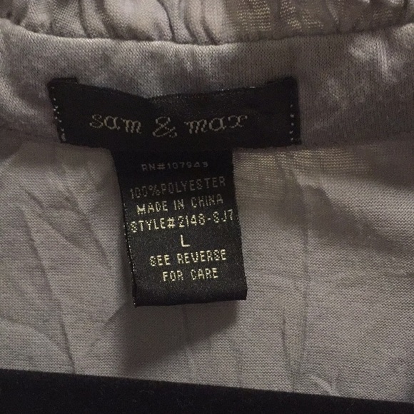 Beautiful NWOT blouse with rhinestone buttons. - Picture 2 of 8